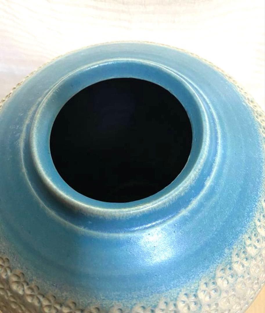 青釉点線文花生　青と白の花瓶 上部と下部に小さな花のような点線模様（象嵌）あり