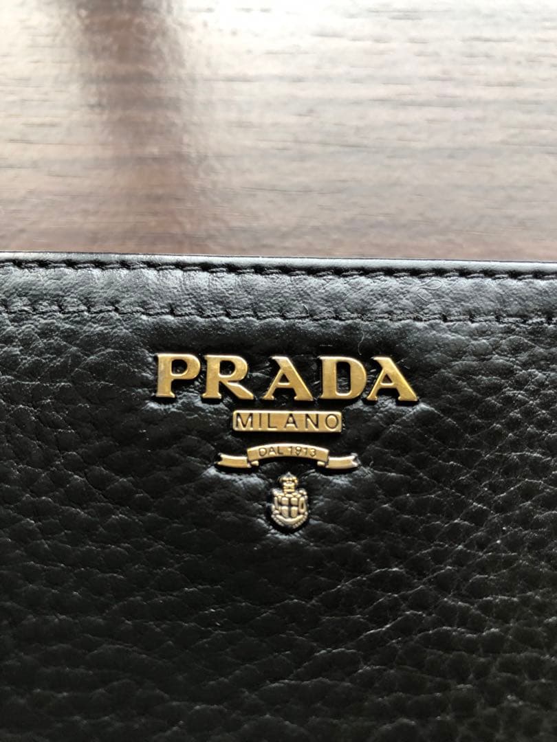 プラダ　二つ折り財布