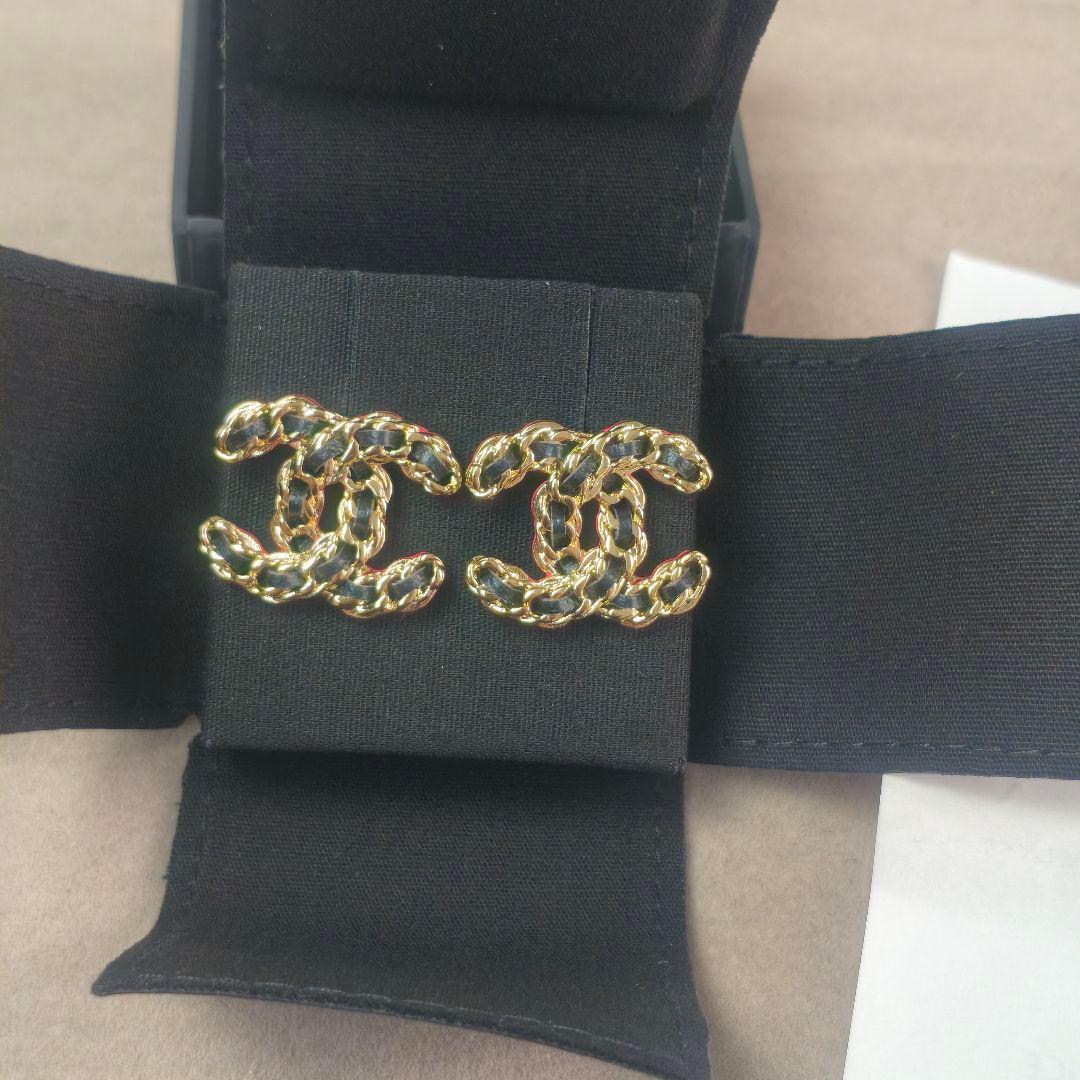 CCロゴ ゴールド ブラックラムスキン ピアス