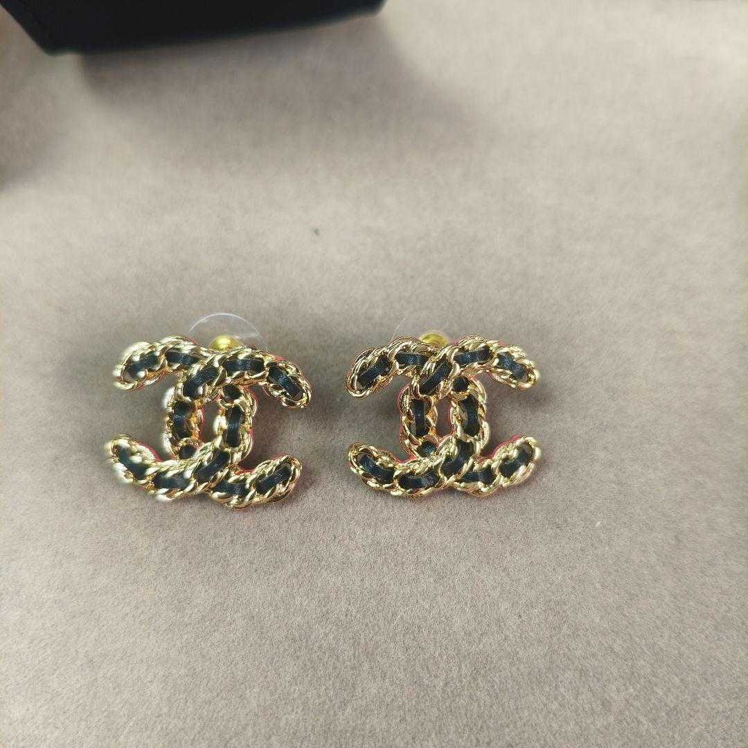 CCロゴ ゴールド ブラックラムスキン ピアス