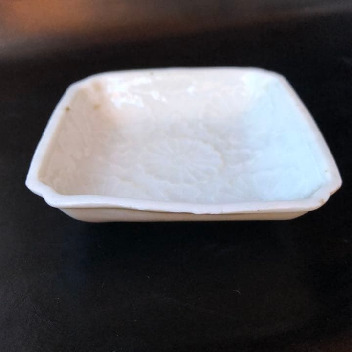 古美術品◼️蔵から超美しい真っ白な珍しいお皿が出て来ました！白磁の角皿、謎の骨董