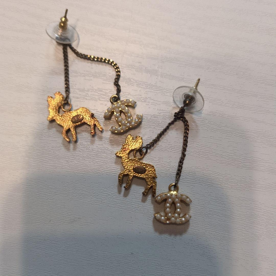 鹿とシャネルロゴのピアス