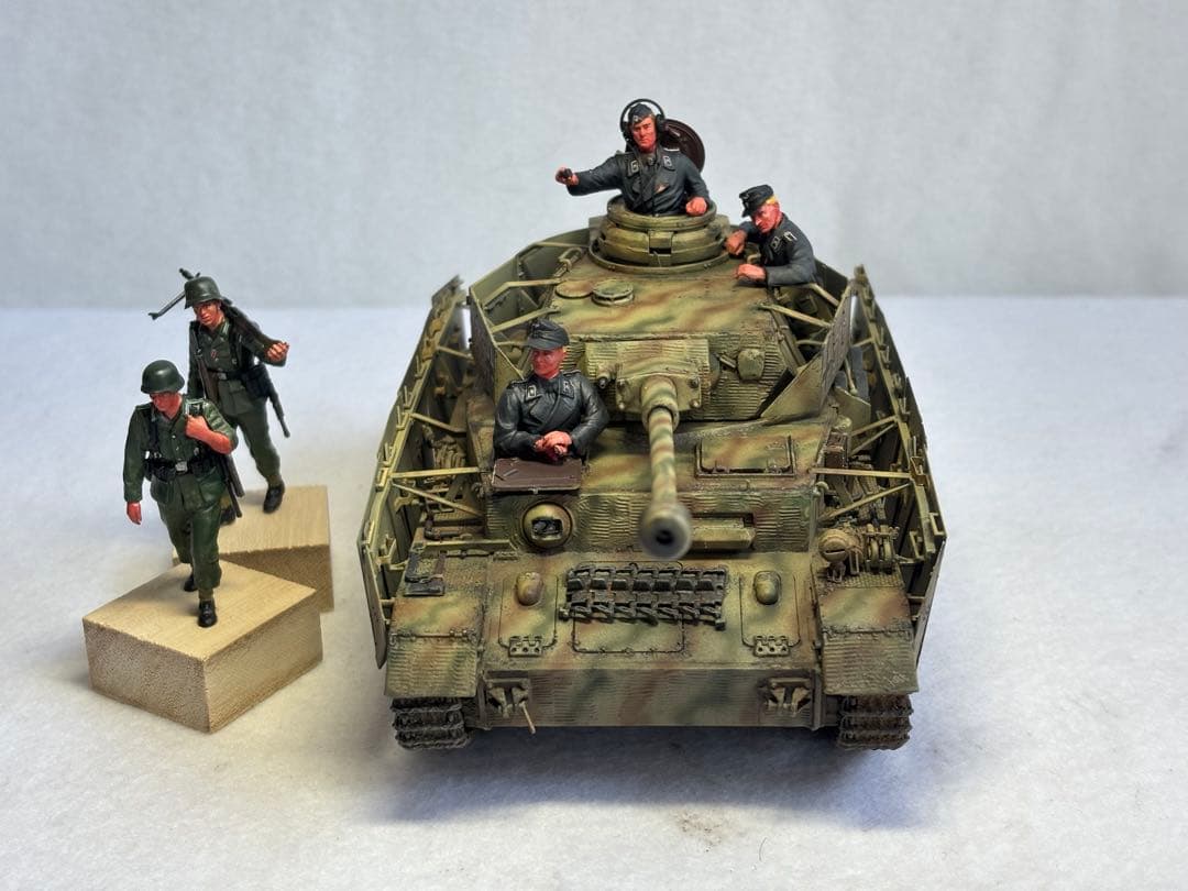 １／３５ドイツ軍４号戦車H型プラモデル完成品