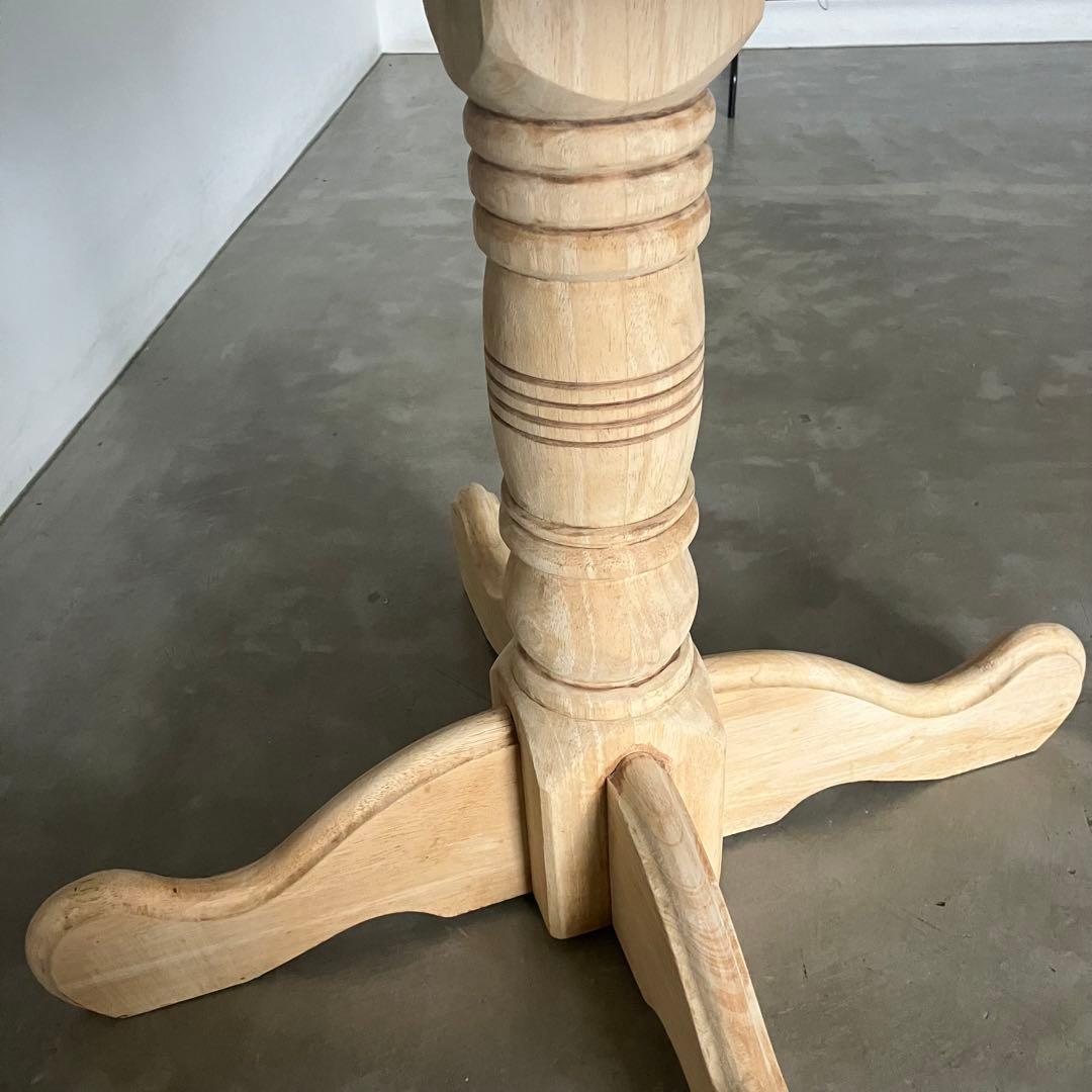 ナチュラルなラウンドテーブル