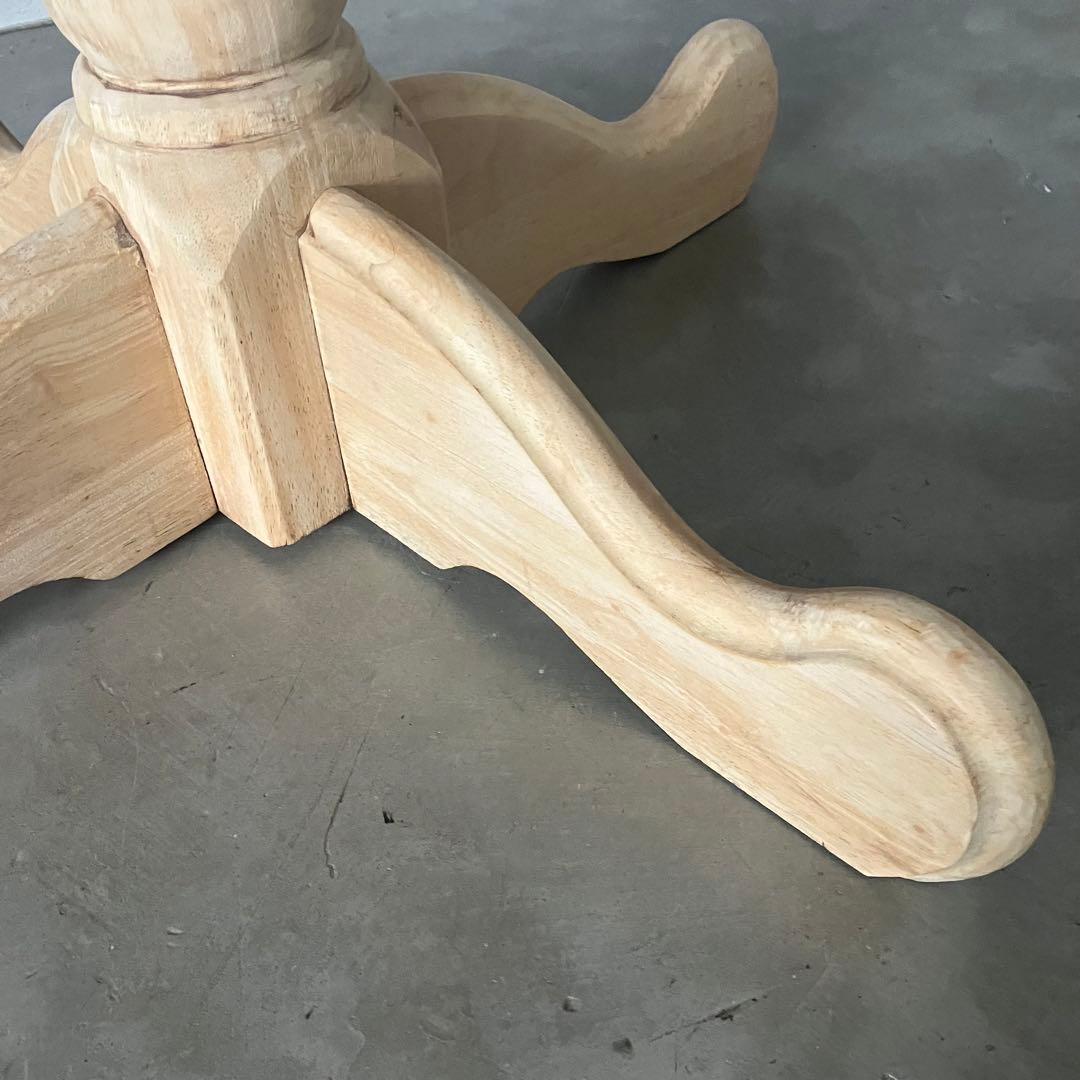 ナチュラルなラウンドテーブル