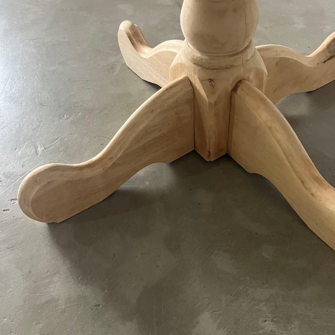 ナチュラルなラウンドテーブル