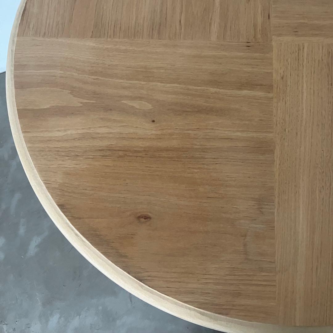 ナチュラルなラウンドテーブル