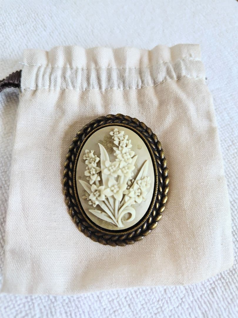 フォクシー FOXEY  カメオ ブローチ フラワー  アンティーク風 花