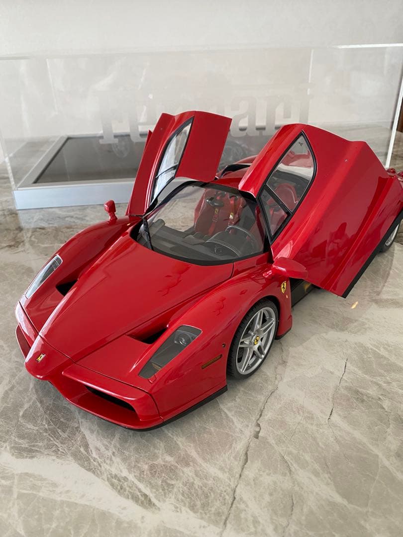 アクリルケース付きFerrari Enzo ミニカー 赤