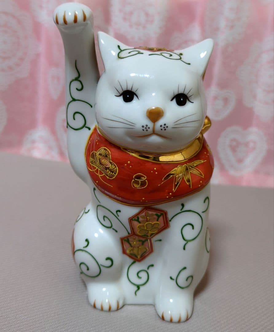 伊万里焼　招き猫　右手高い　金運アップ　唐草模様