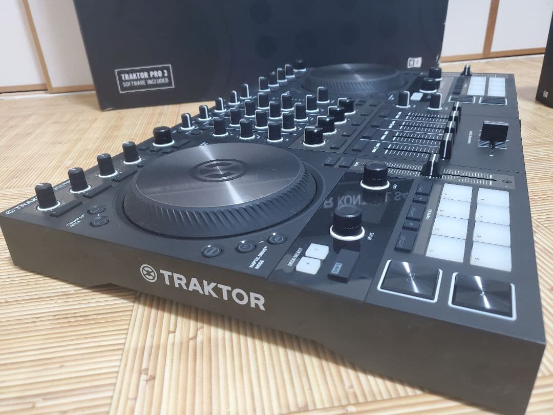 Traktor Kontrol S4 MK3 コントローラー