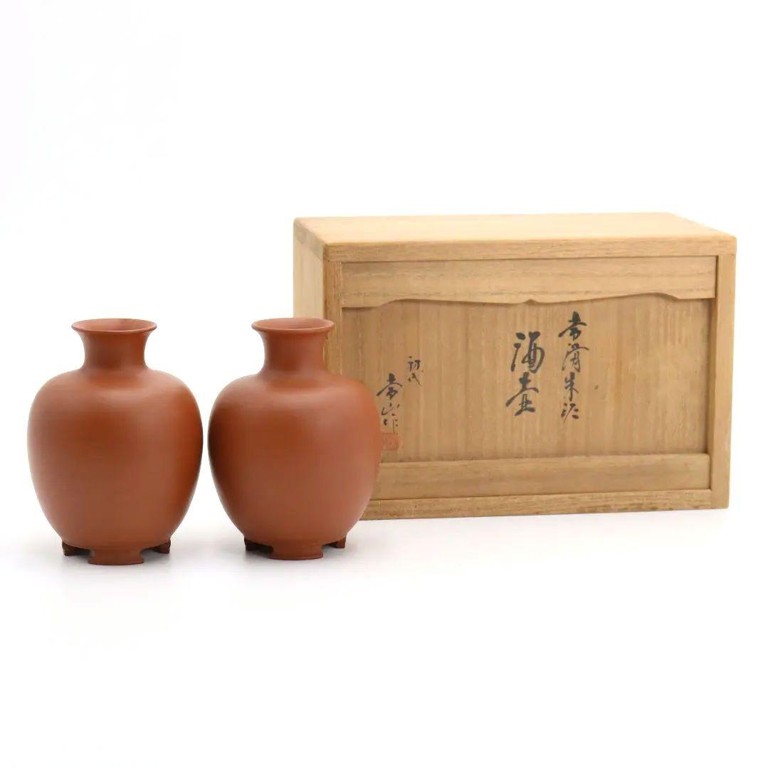 初代 山田常山作 常滑朱泥酒壷 一対 酒器 三代常山識箱 共箱共布　OE468