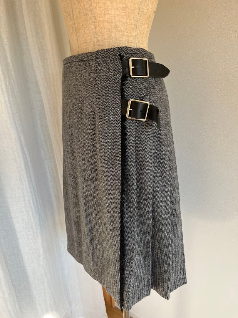 【O'NEIL of DUBLIN】グレー プリーツスカート バックル付き