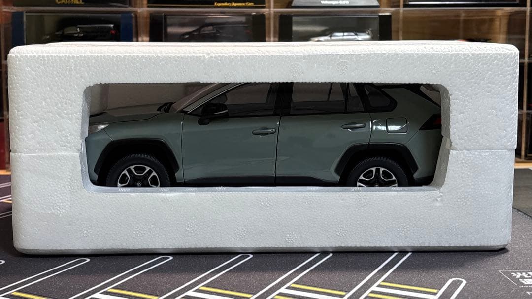 1/18 トヨタRAV4アッシュグレーメタリック×アーバンカーキ フル開閉モデル