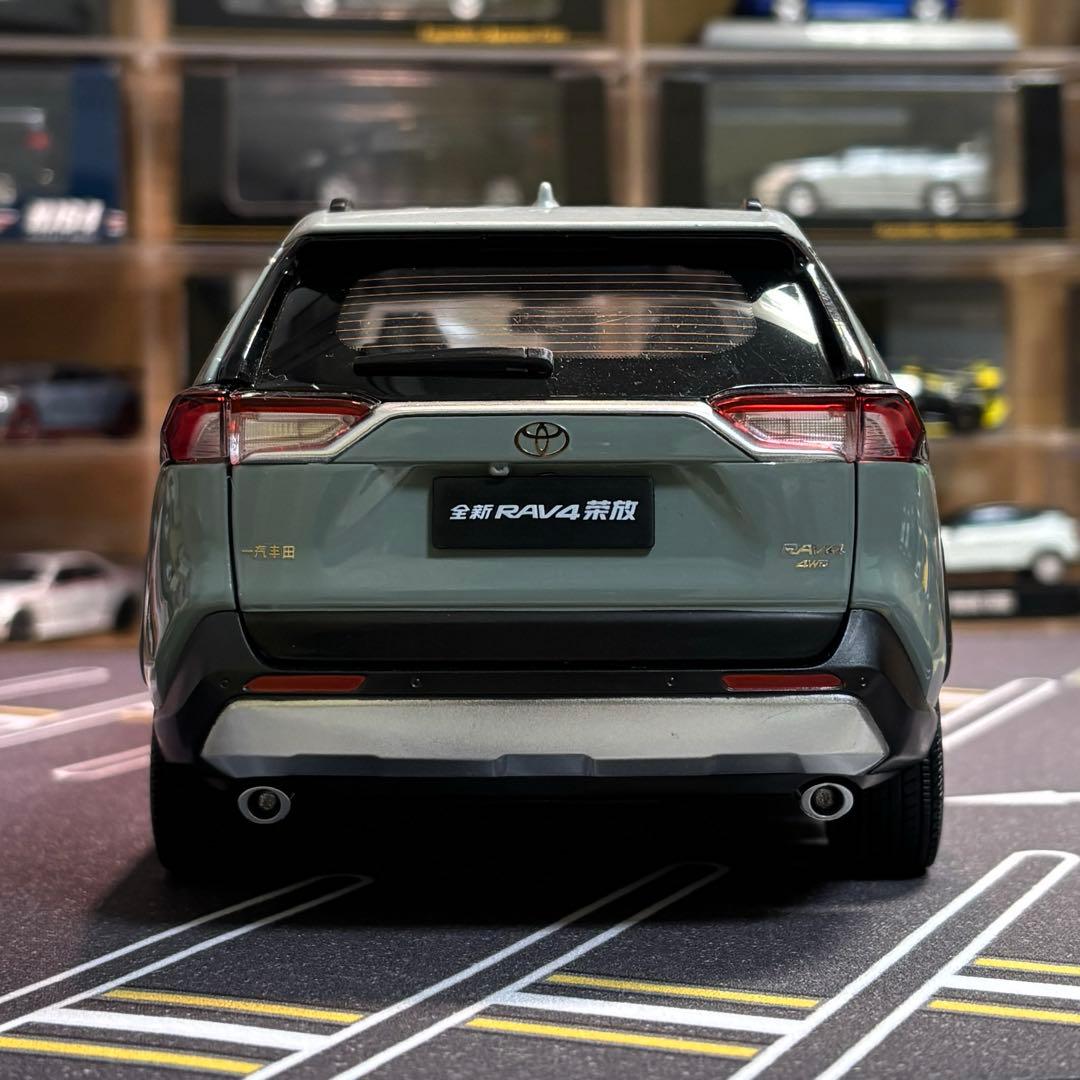 1/18 トヨタRAV4アッシュグレーメタリック×アーバンカーキ フル開閉モデル