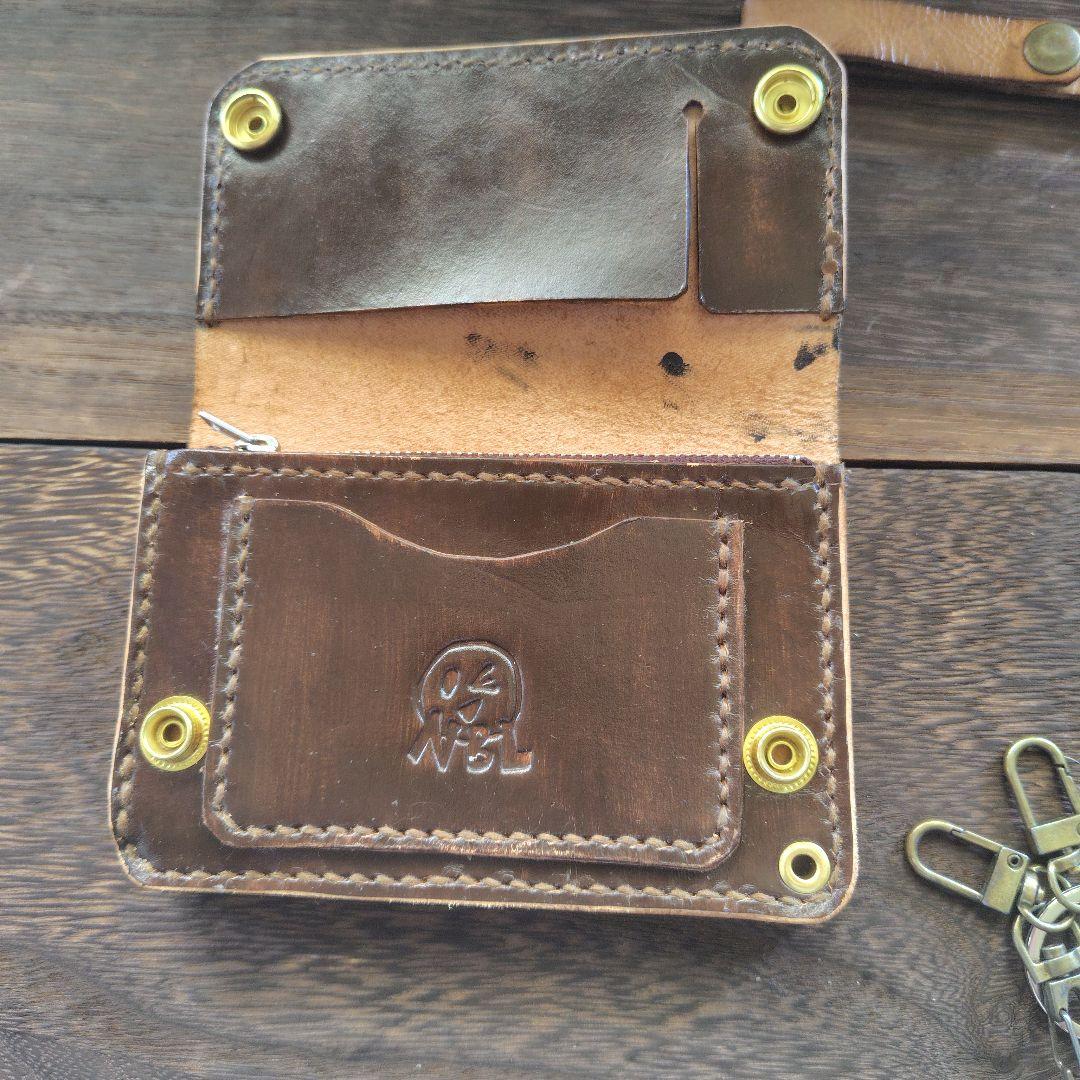 ミドルサイズ トラッカーウォレット 茶色×バラのカービング