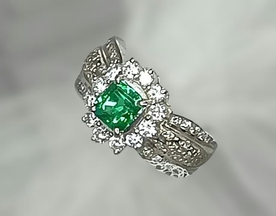 エメラルド 0.69㌌ダイヤ0.82㌌プラチナ枠900 重10.6g 11号鑑別