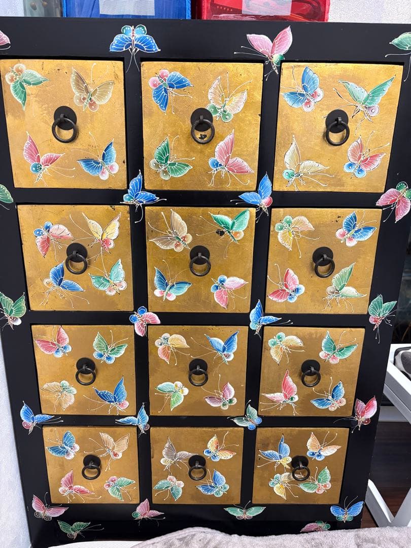 蝶の装飾が美しい収納棚