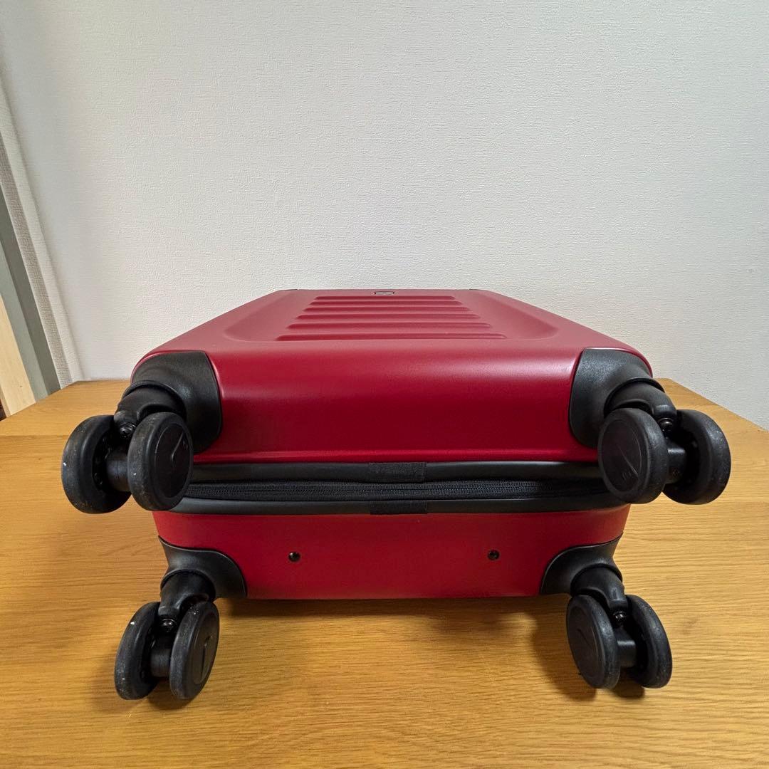VICTORINOX キャリーケース　スーツケース　４輪　レッド　機内持ち込み