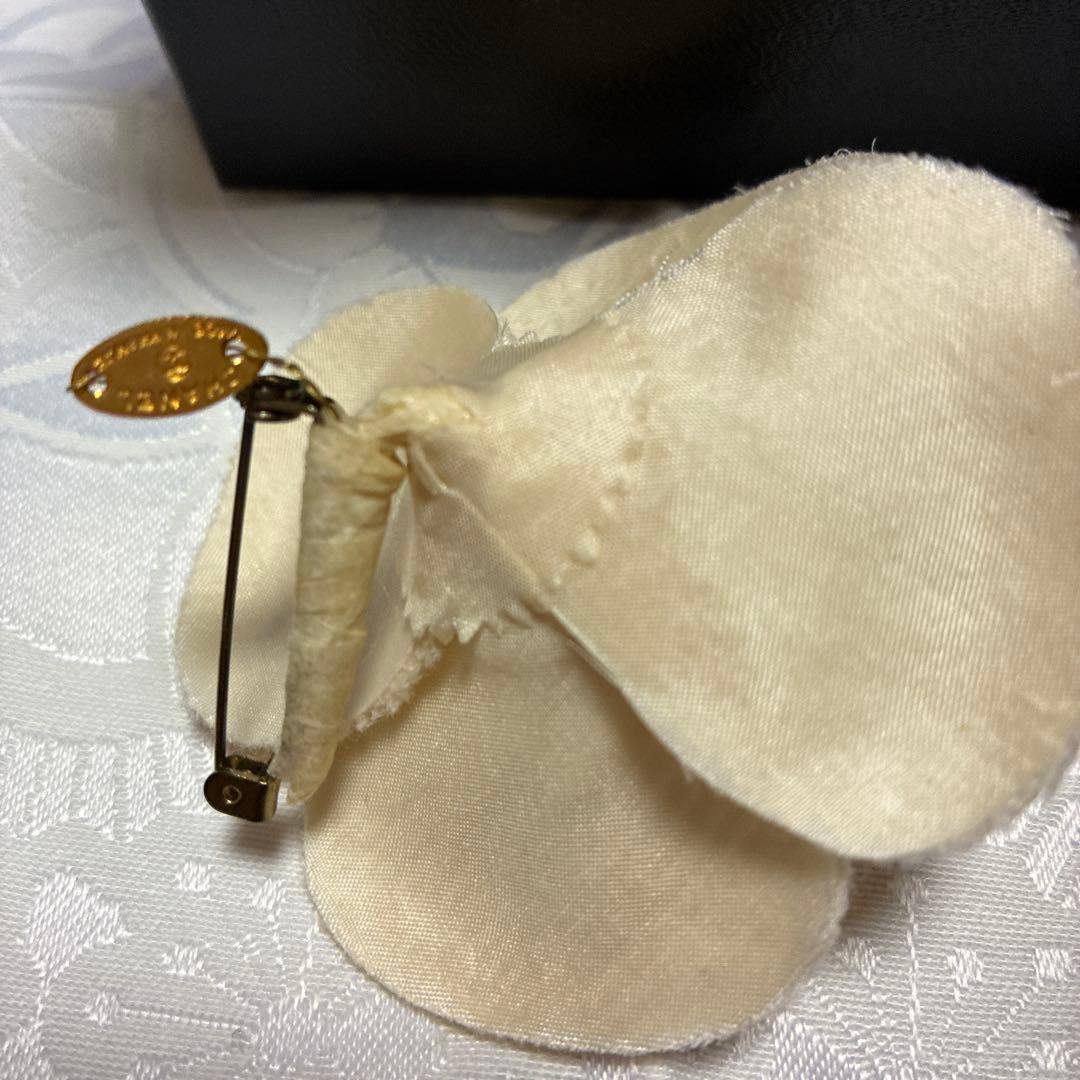 CHANEL アイボリーフラワーブローチ