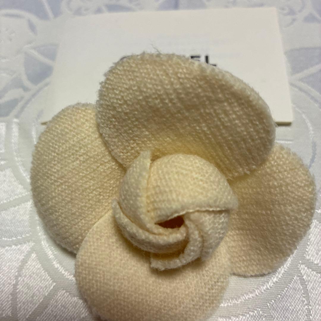 CHANEL アイボリーフラワーブローチ