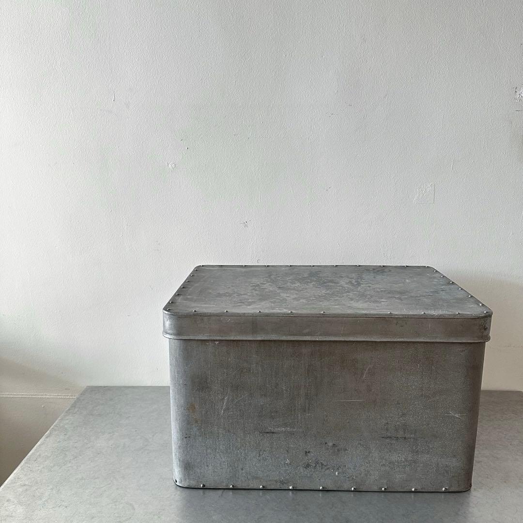 古道具/アルミリベットが美しい大きめコンテナ