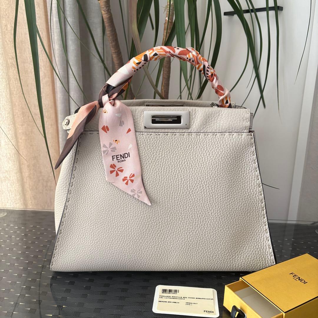 ラッピー付き FENDI フェンディ　ピーカブー セレリア　ミディアム