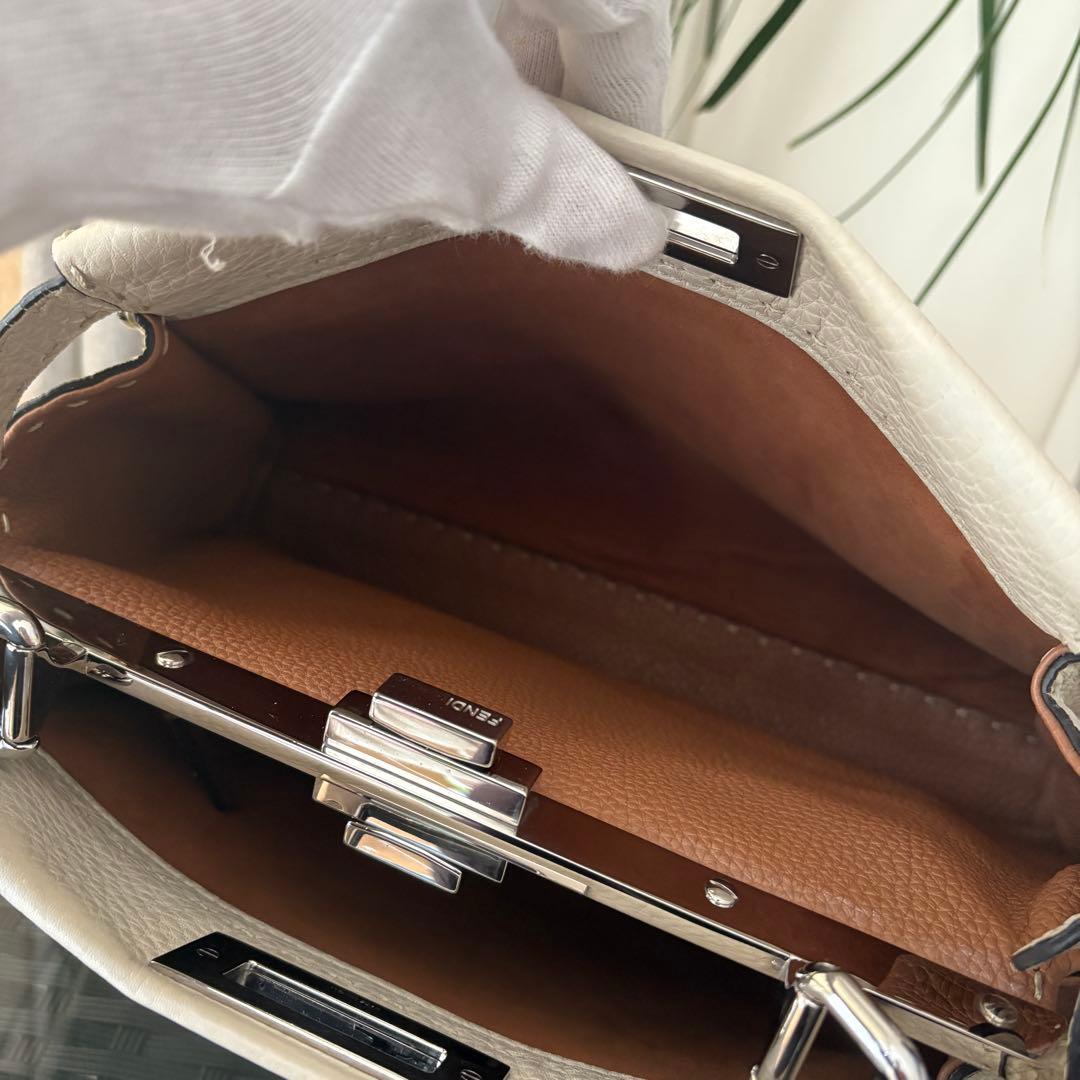 ラッピー付き FENDI フェンディ　ピーカブー セレリア　ミディアム