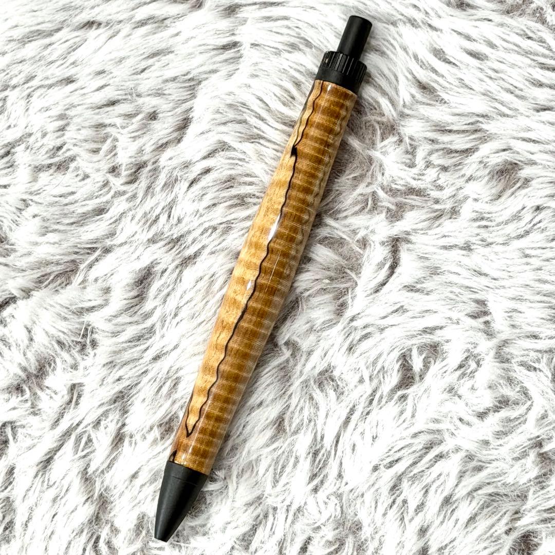 木軸ペン　ラッカー仕上げ　楽器　ギター　スポルテッド　栃　縮杢