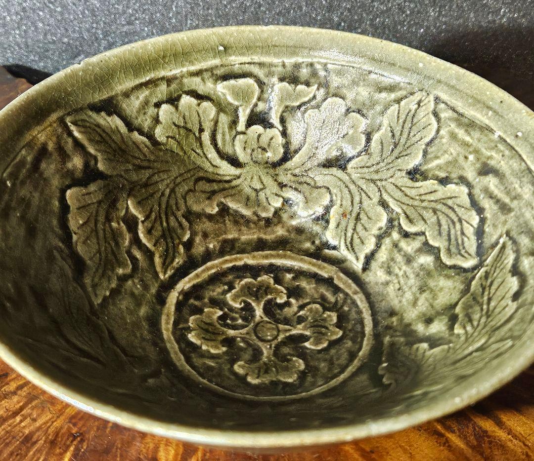 中国古美術　中国古陶磁器　耀州窯系　陽刻浮彫　十字文様　草花文様　青磁碗　茶碗