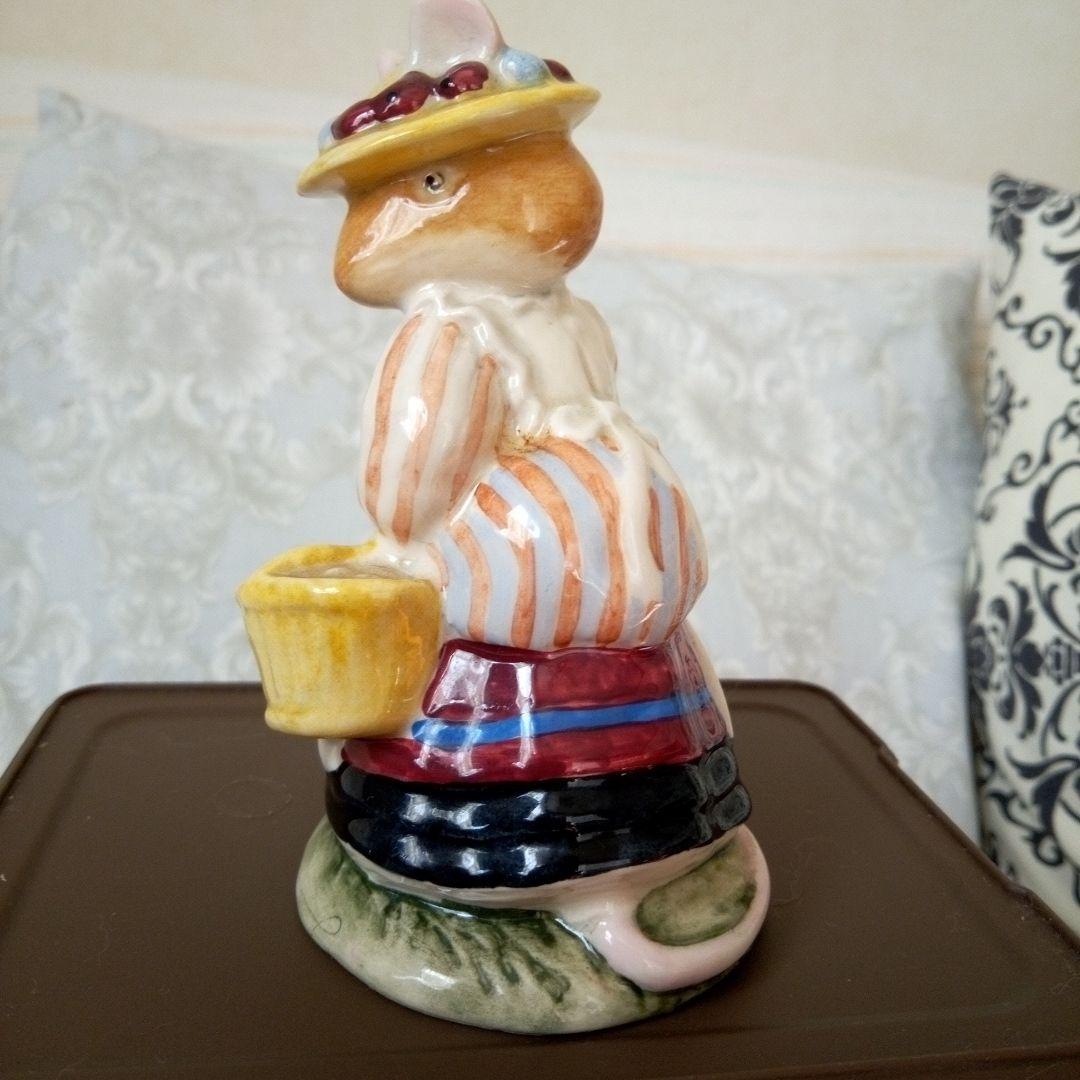   ロイヤルドルトン　LADY  WOODMOUSE