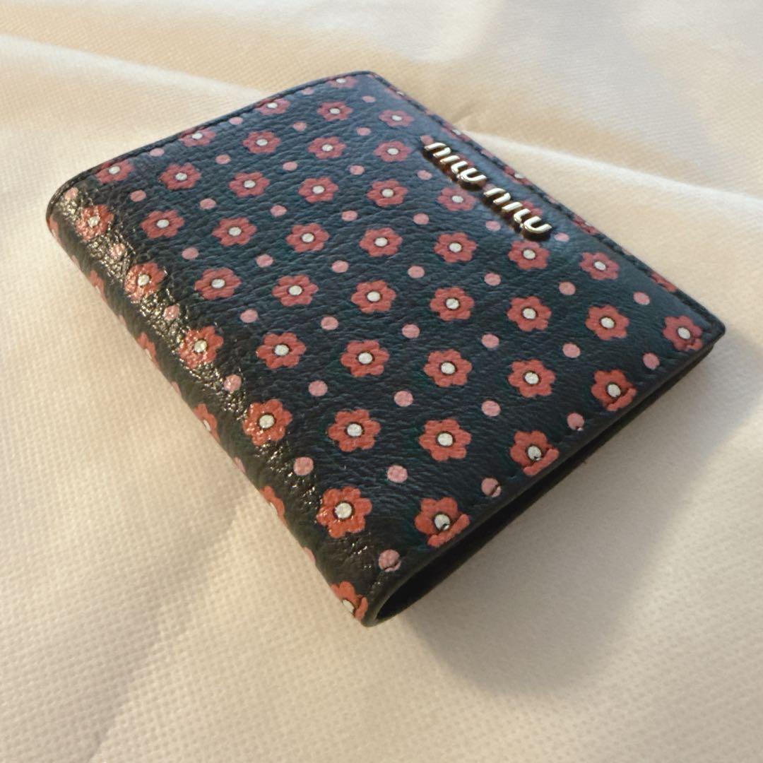 miu miu 二つ折り財布