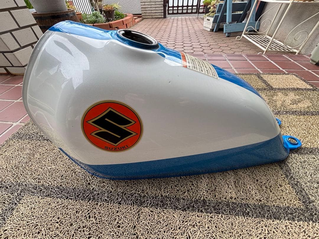 スズキ グラストラッカー　タンク ホワイト/ブルー