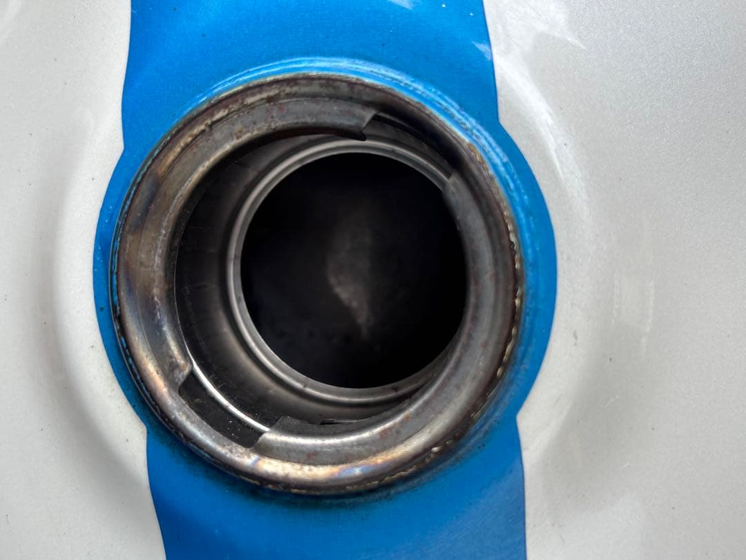 スズキ グラストラッカー　タンク ホワイト/ブルー