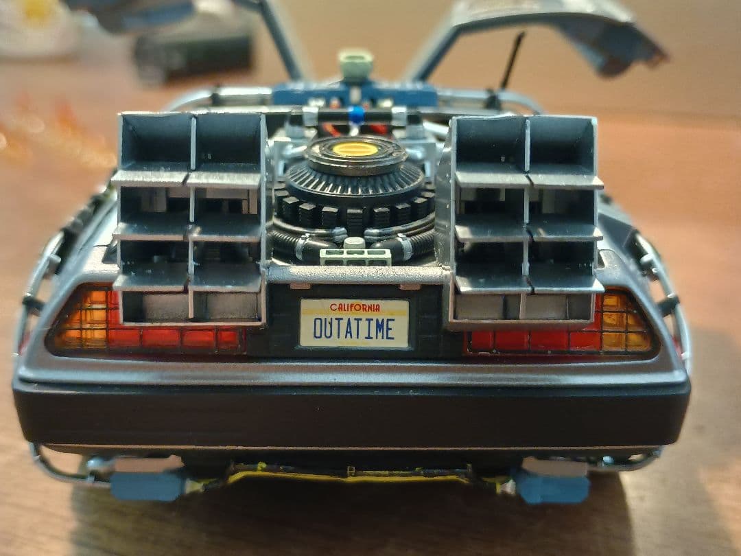 青島文化教材社 デロリアン 1/24 全塗装　完成品　アオシマ