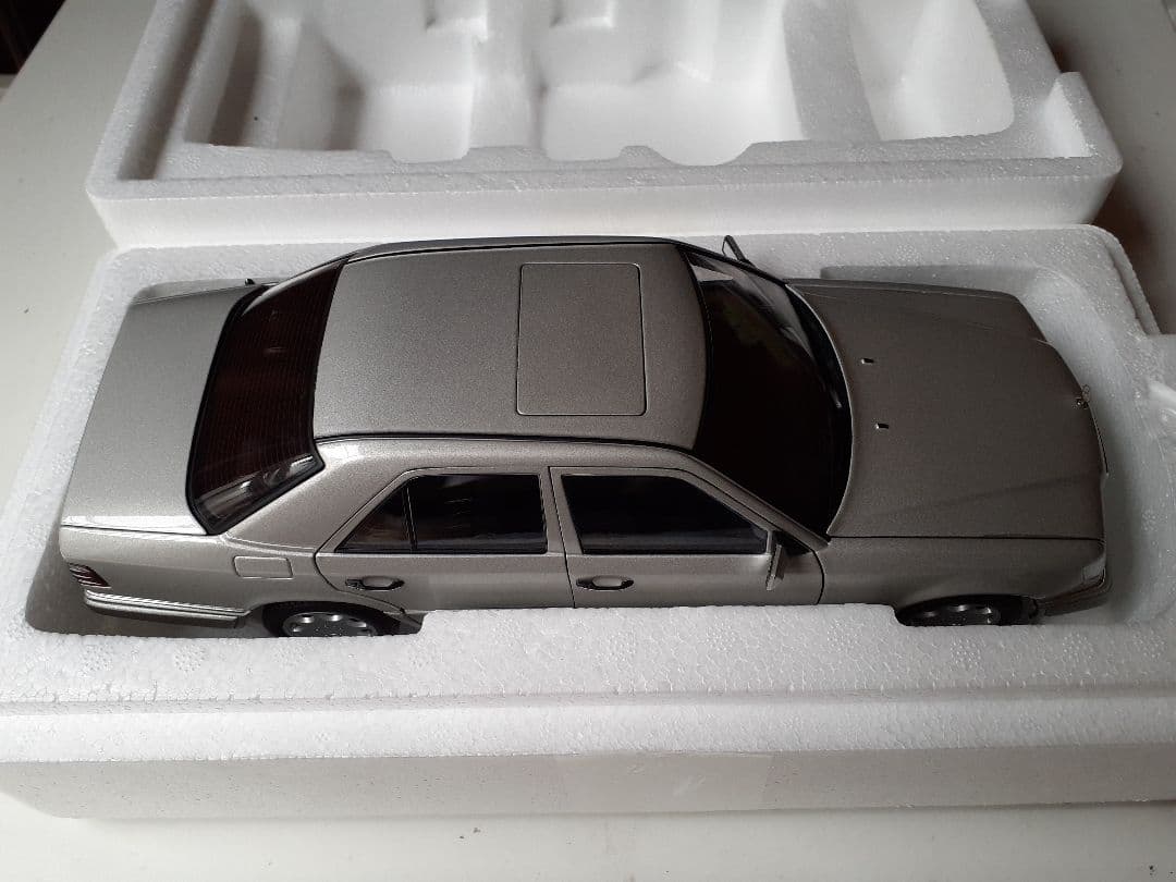 絶版　オートアート　メルセデス・ベンツ　E320　1/18