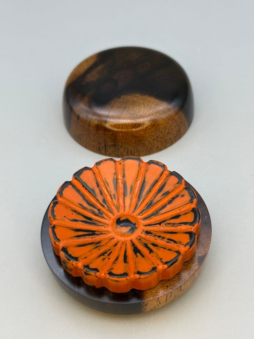 茶道具　香合　土井義峰　菊彫根来