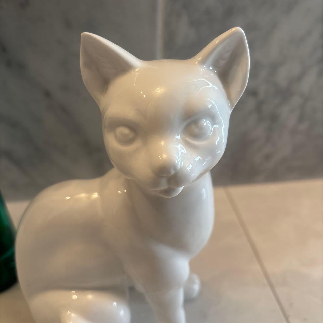 アンティーク妖艶な瞳や猫背が美しく存在感抜群の白磁の猫