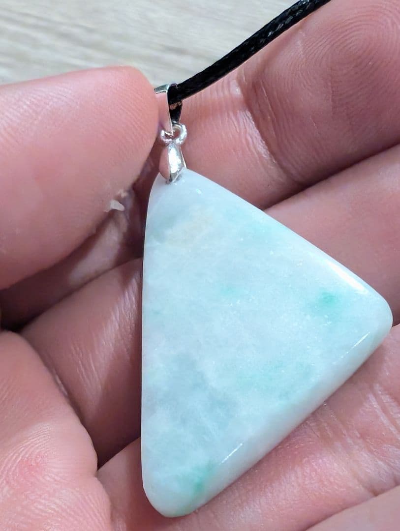 小滝　ヒスイ峡　糸魚川　翡翠　ペンダント　緑　白地が綺麗