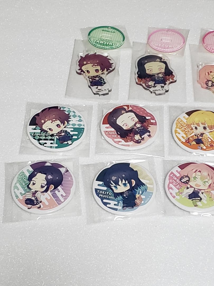 【希少】鬼滅の刃 海外限定 アクリルスタンド 缶バッジ 38点セット 中国 韓国