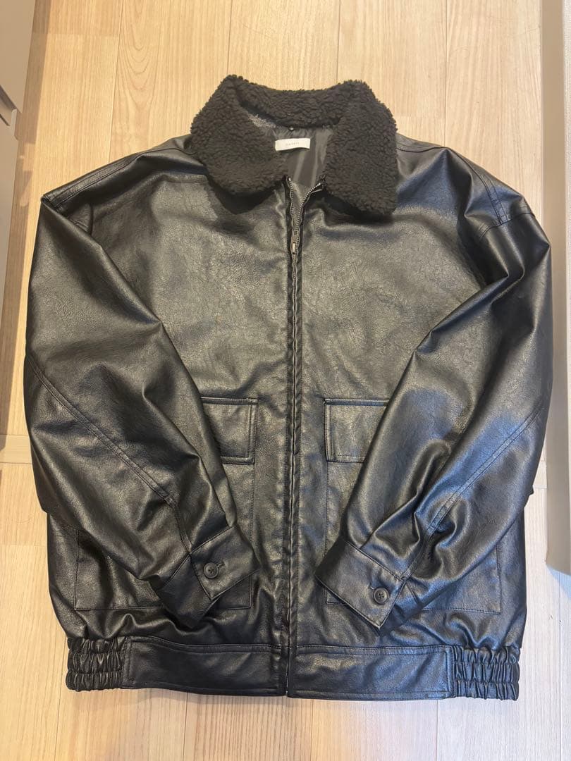 ボア襟付きブラックレザージャケット