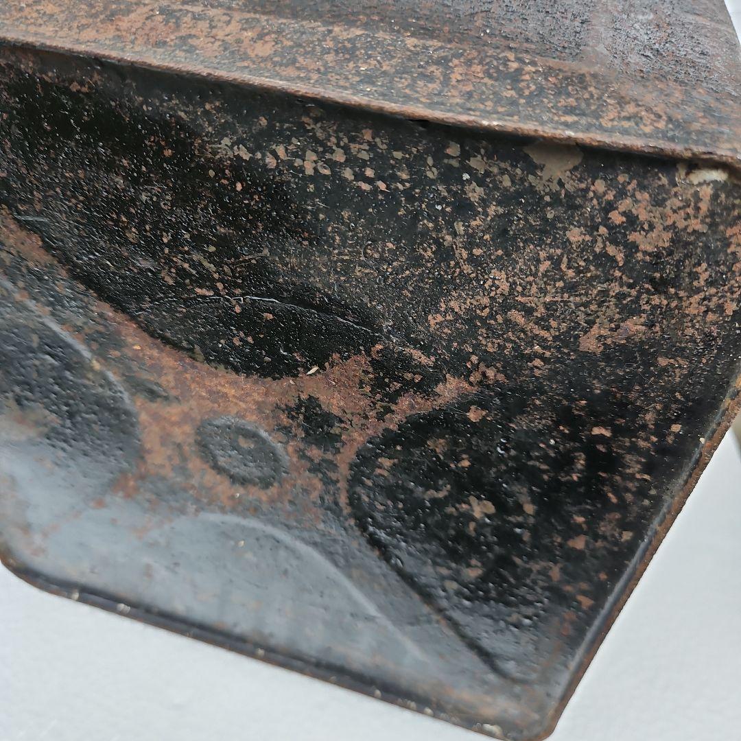 せんべい容器 黒と赤の金属製