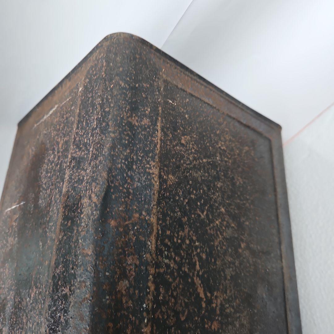 せんべい容器 黒と赤の金属製