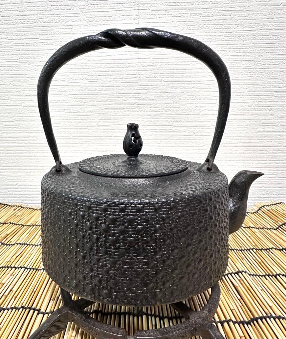 ＵＳＥＤ、良品　南部虎山工房前田知行造１２型東雲亀甲　南部鉄瓶　南部鉄器　鉄瓶