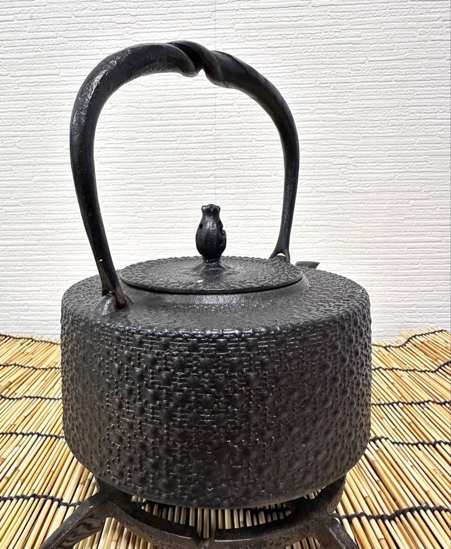 ＵＳＥＤ、良品　南部虎山工房前田知行造１２型東雲亀甲　南部鉄瓶　南部鉄器　鉄瓶