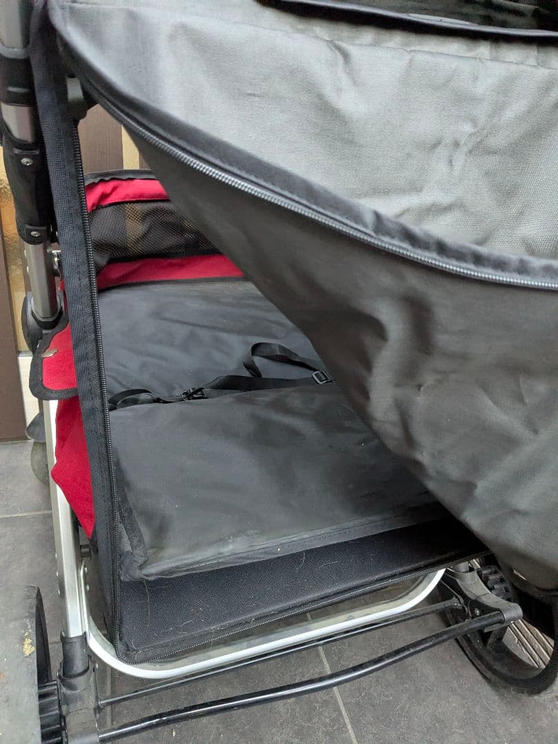 ペットカート　赤と黒