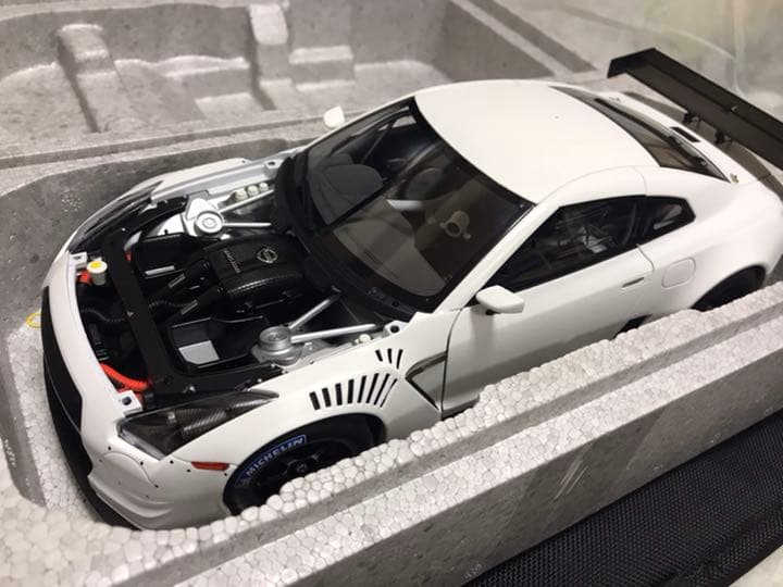 オートアート 81076 1/18 日産GTR FIA GT1 ホワイト