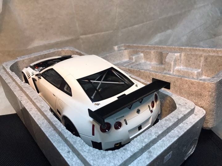 オートアート 81076 1/18 日産GTR FIA GT1 ホワイト