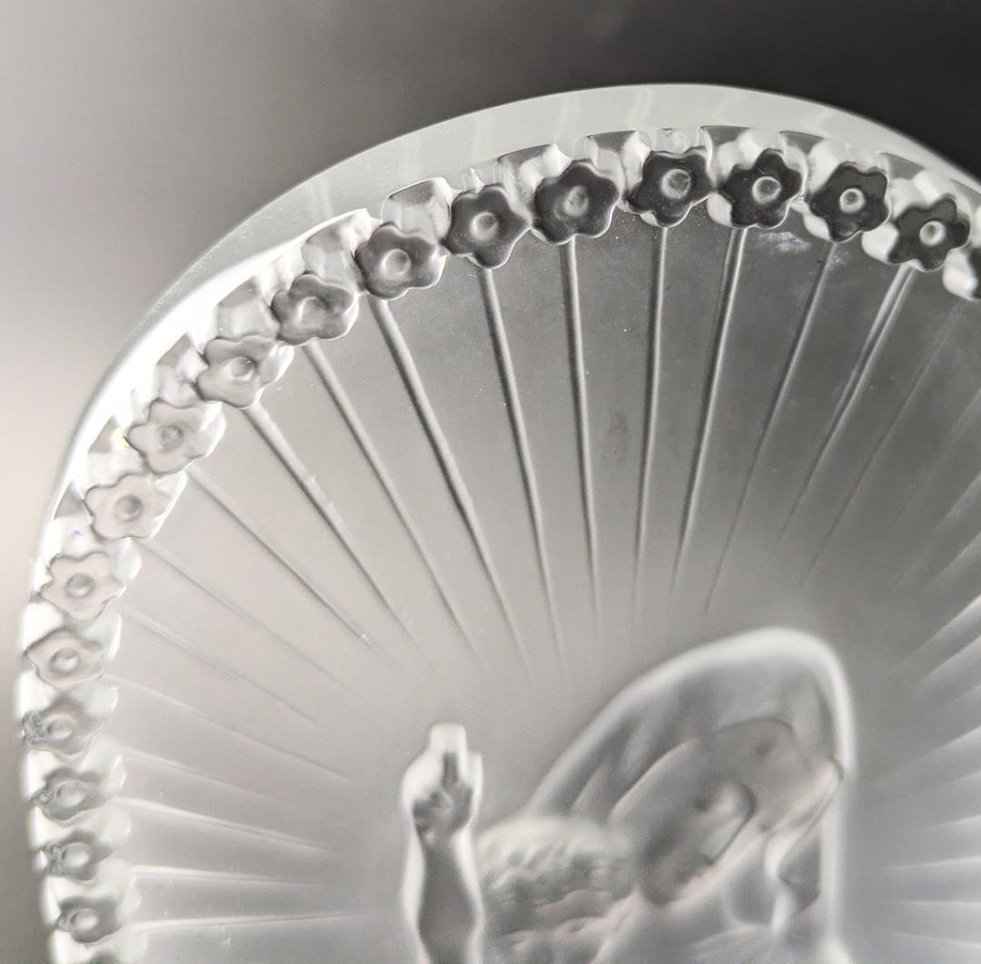 ★ラリック 祈りを込めた跪く聖母子像—神秘の輝きと慈愛の光輪が宿る逸品サインあり