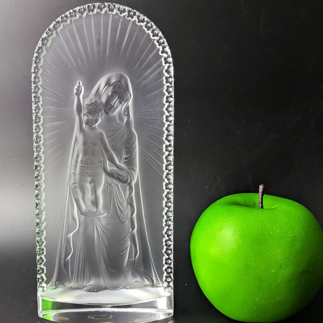 ★ラリック 祈りを込めた跪く聖母子像—神秘の輝きと慈愛の光輪が宿る逸品サインあり